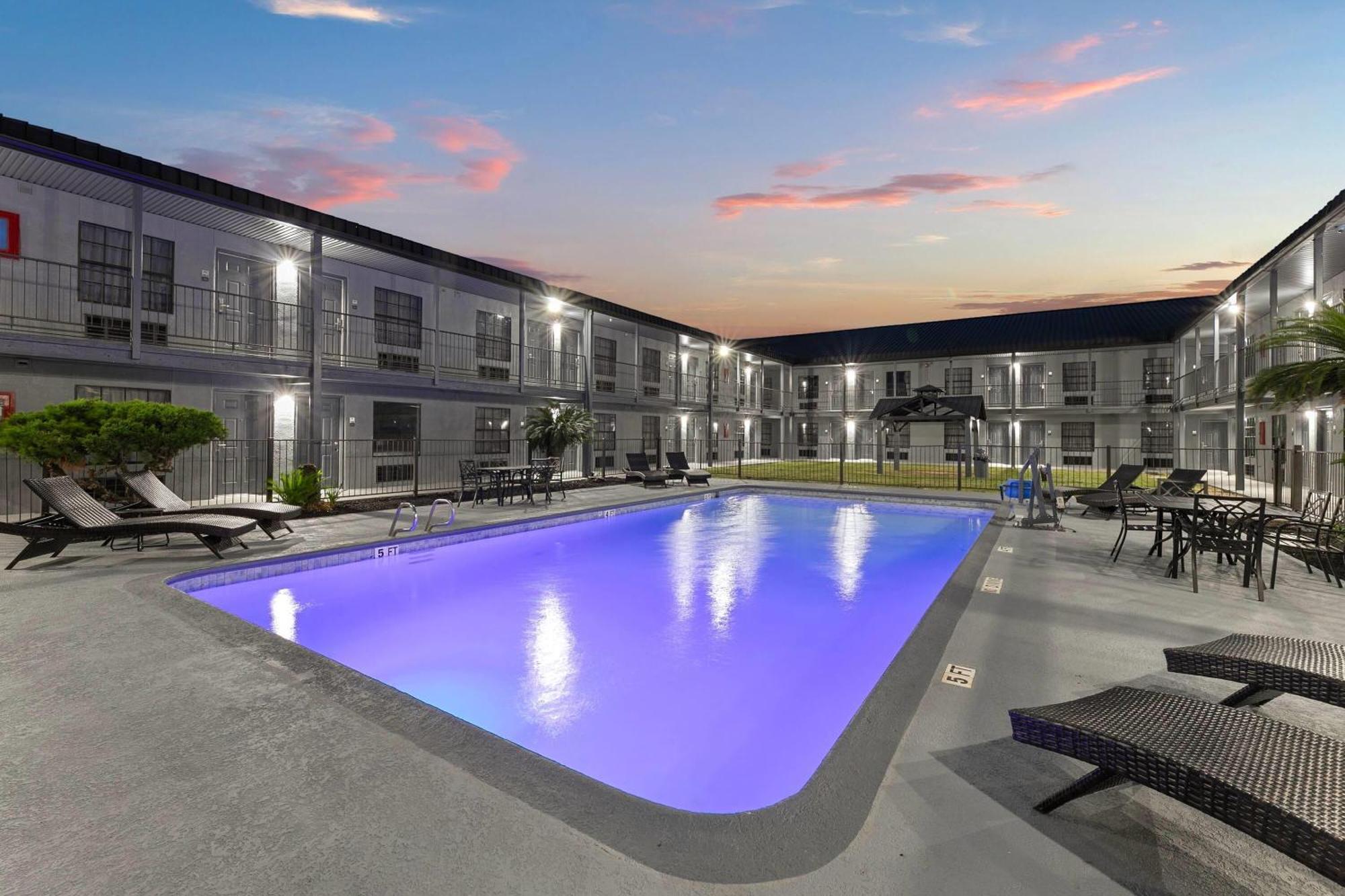 Deluxe Near Lackland Afb Hotel *